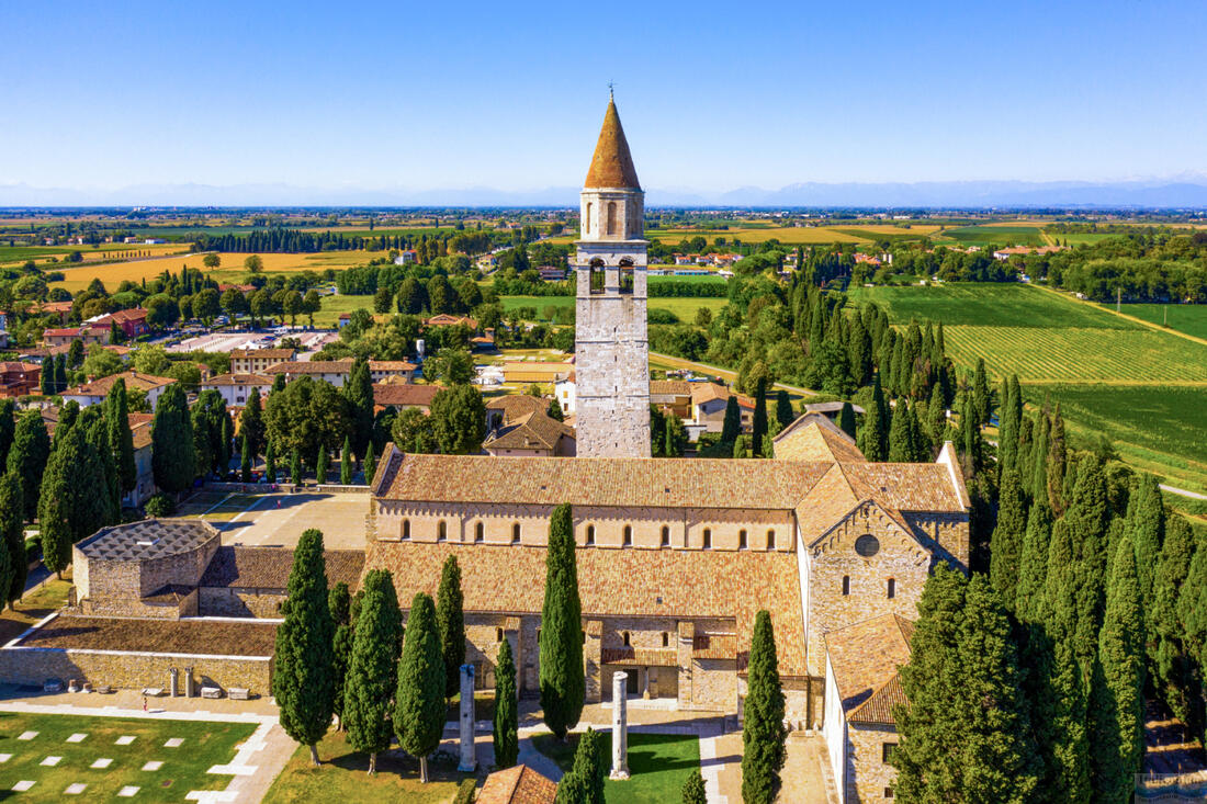 Malebný letecký pohľad na malé talianske mesto Aquileia a starobylú patriarchálnu baziliku di Santa Maria Assunta