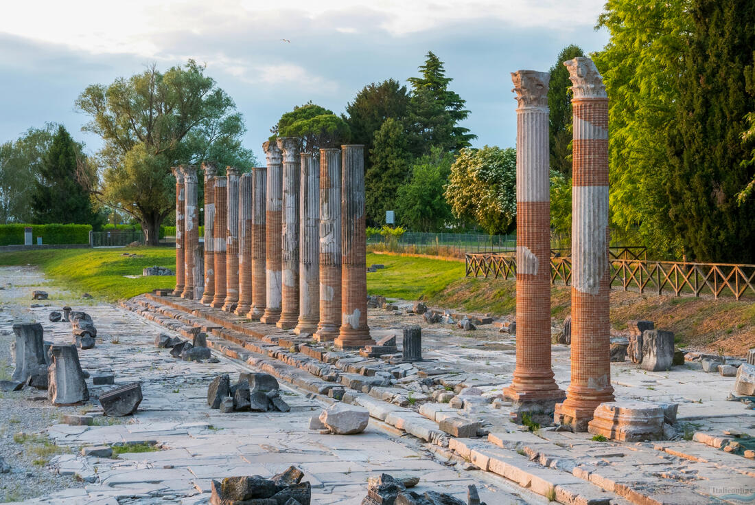 Forum Romanum, centrálne námestie mesta Aquileia, dlhé 141 metrov a široké 55 metrov