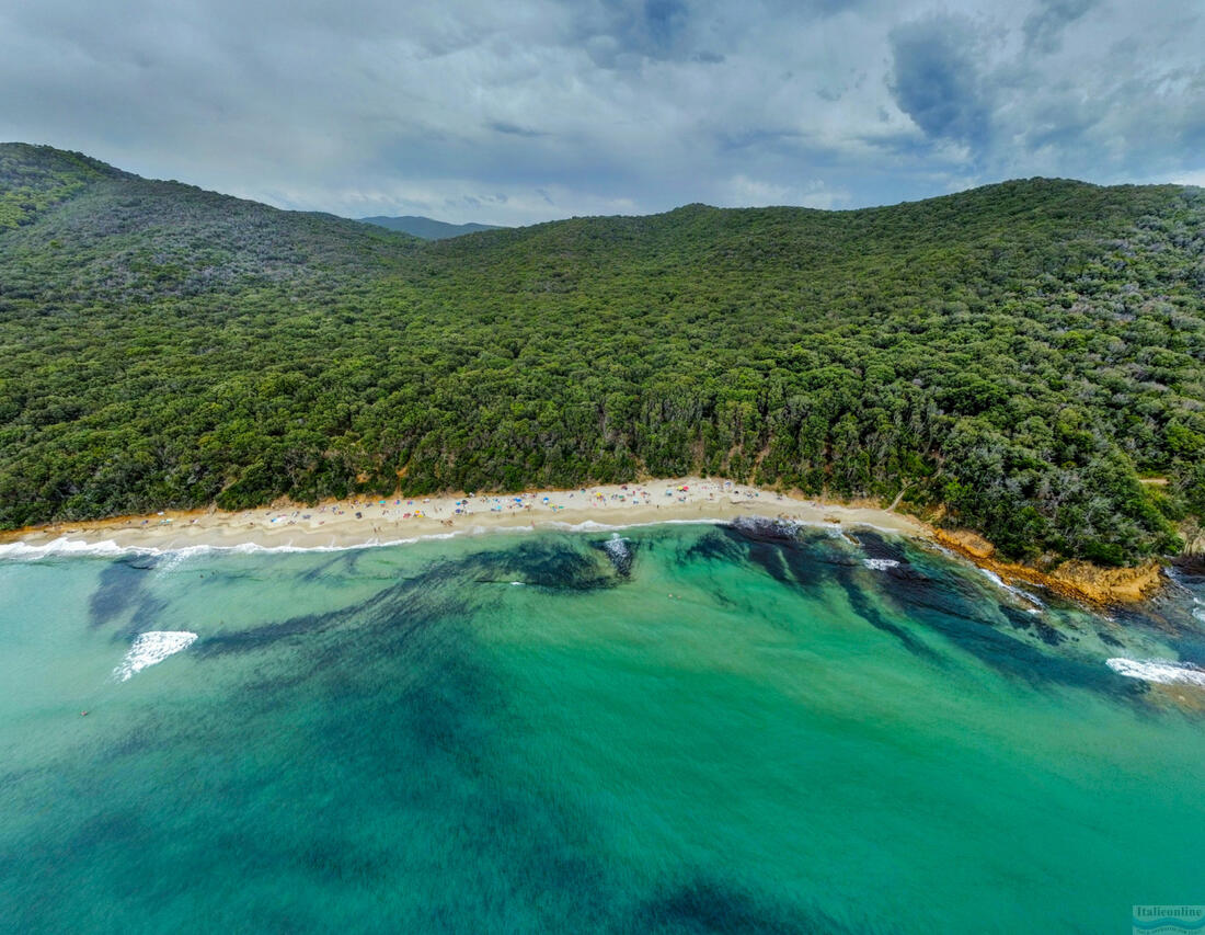 Cala Violina z ptačí perspektivy