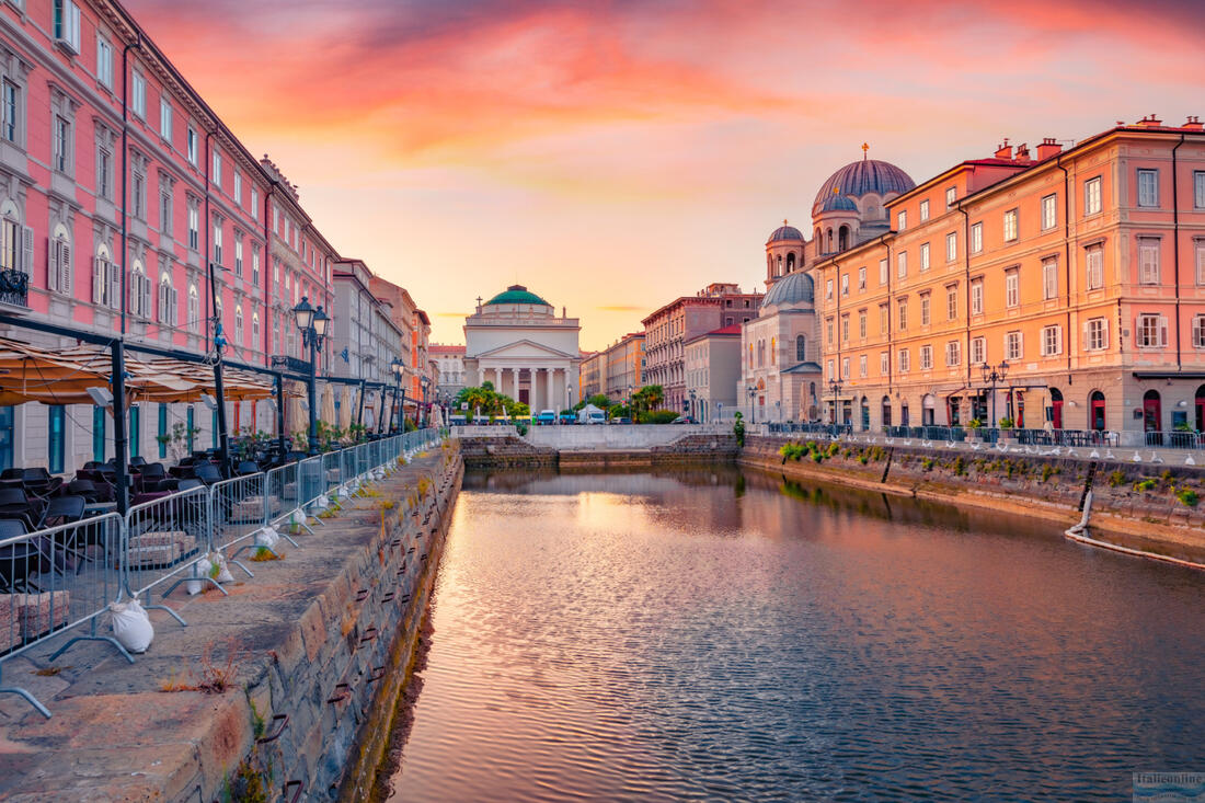 Nádherný ranný pohľad na Canal Grande di Trieste a kostol SantAntonio Nuovo na pozadí