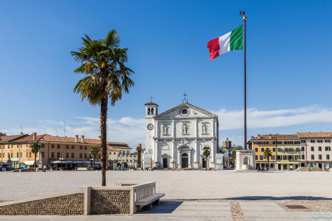 Hlavné námestie Piazza Grande v Palmanove, v pozadí kostol Chiesa del Santissimo Redentore