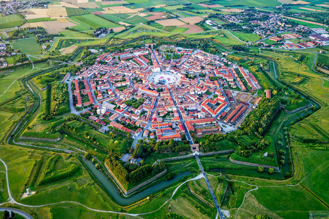 Letecký pohľad z dronu na benátsku pevnosť Palmanova v Taliansku