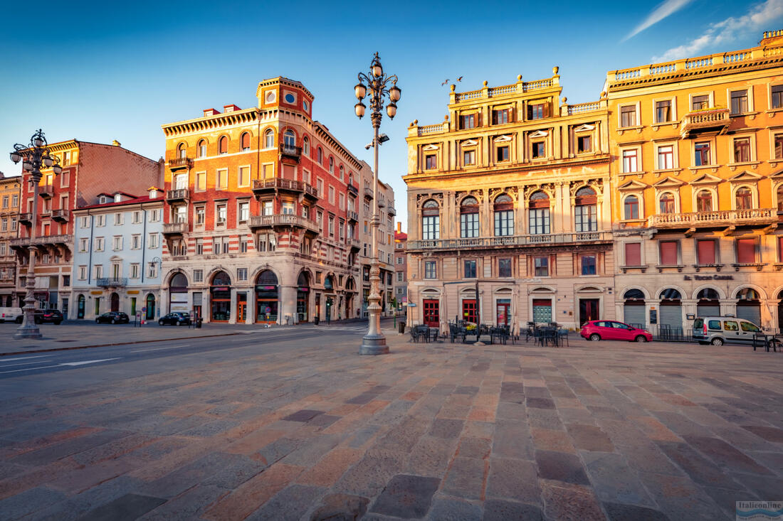 Nádherný ranný výhľad na námestie Piazza del Ponte rosso