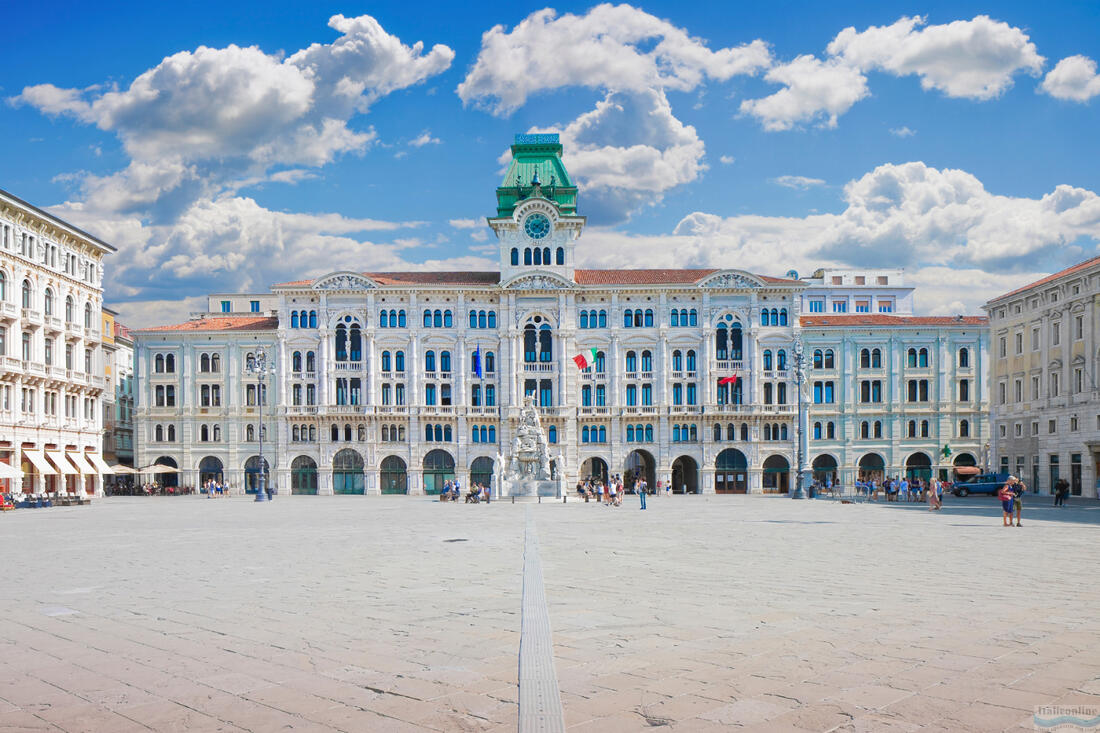 Pohľad na Piazza Unità dItalia v Terste, najväčšie námestie na brehu mora v Európe