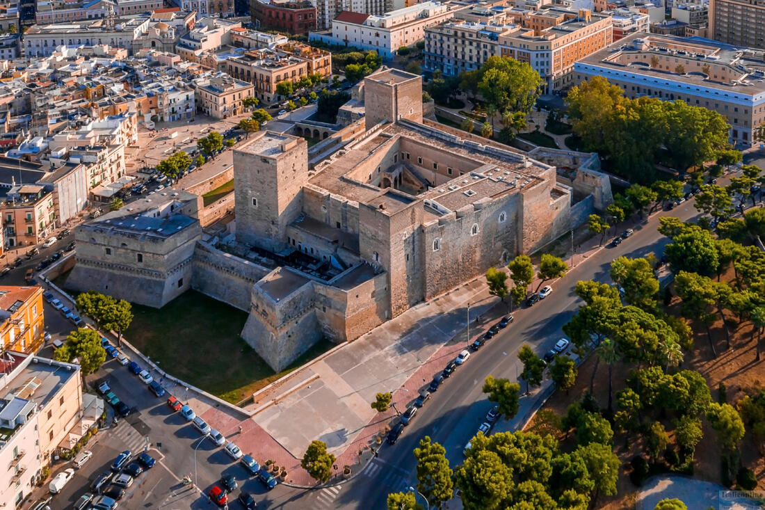 Hrad Castello Normanno Svevo z vtáčej perspektívy