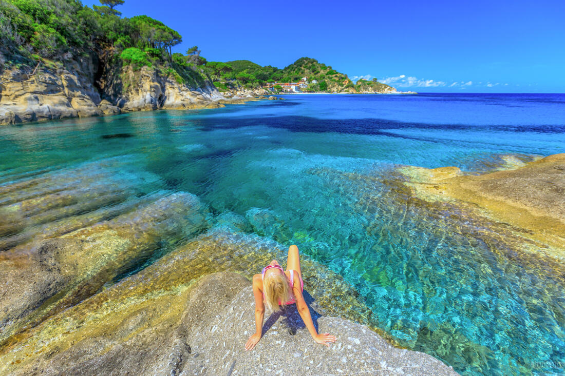 Žena sa opaľuje na pláži Cotoncello, Elba