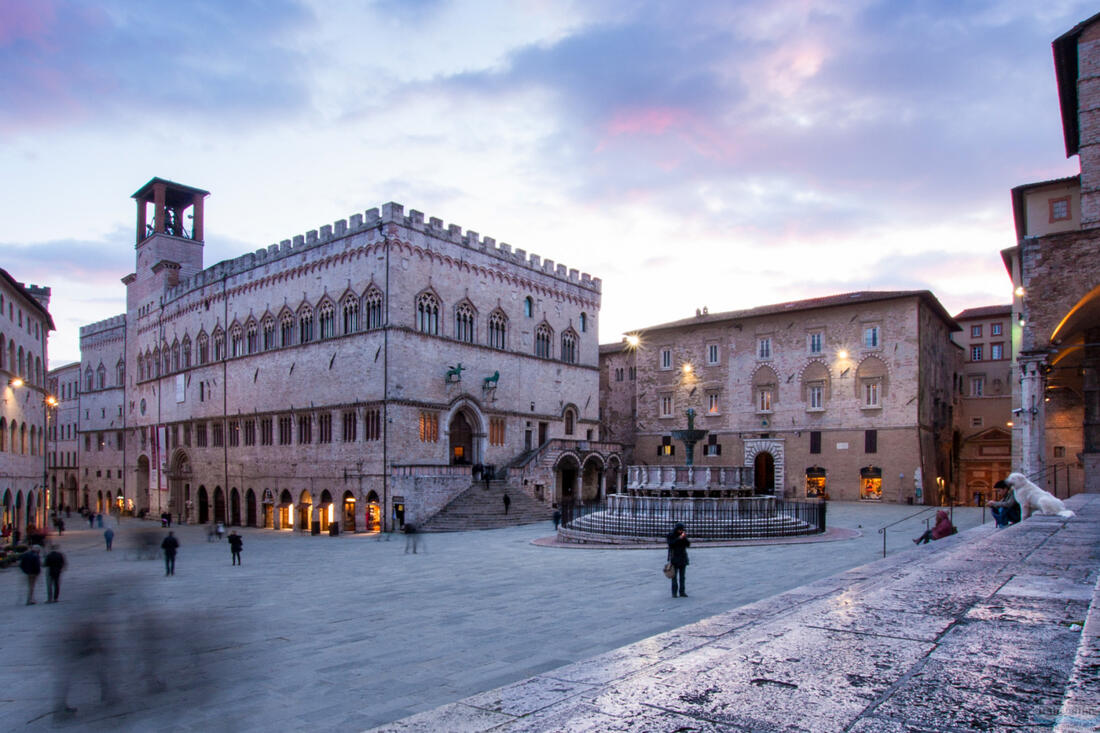 Perugia - Piazza IV Novembre - fontána Maggiore a Palazzo dei Priori