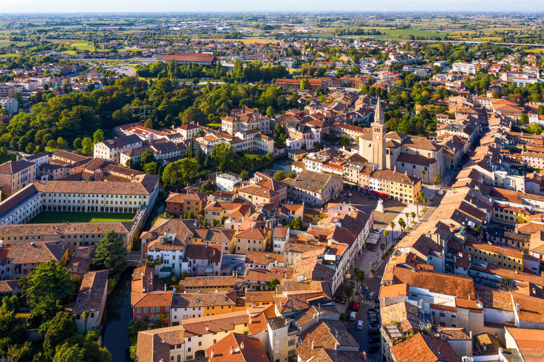 Letecký pohľad na historické centrum mestečka Portogruaro