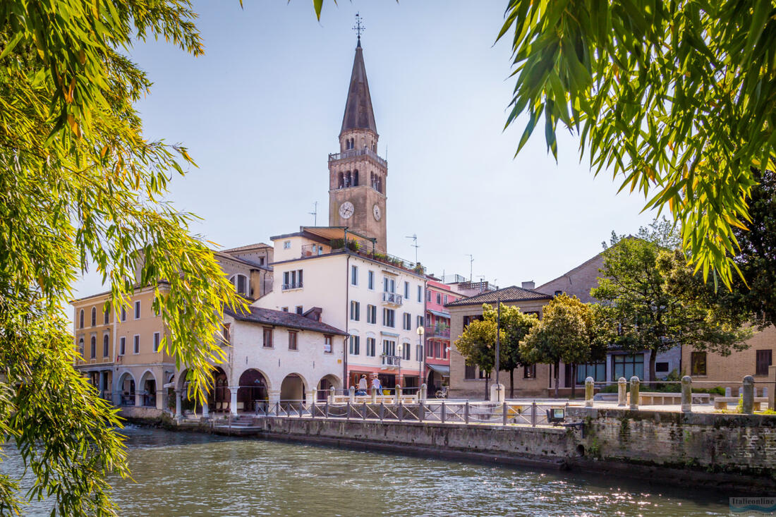 Panoráma mesta Portogruaro s dómom Santandrea apostolo a riekou Lemene