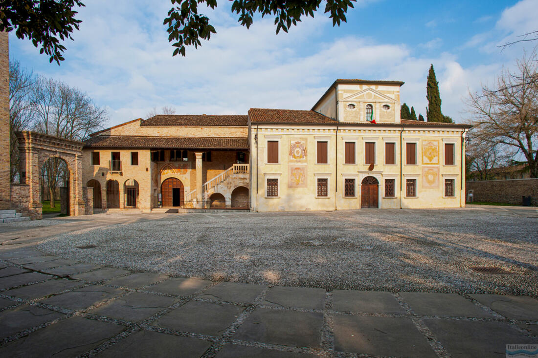 Sesto al Reghena - Piazza castello - priečelie opátstva Santa Maria in Silvis