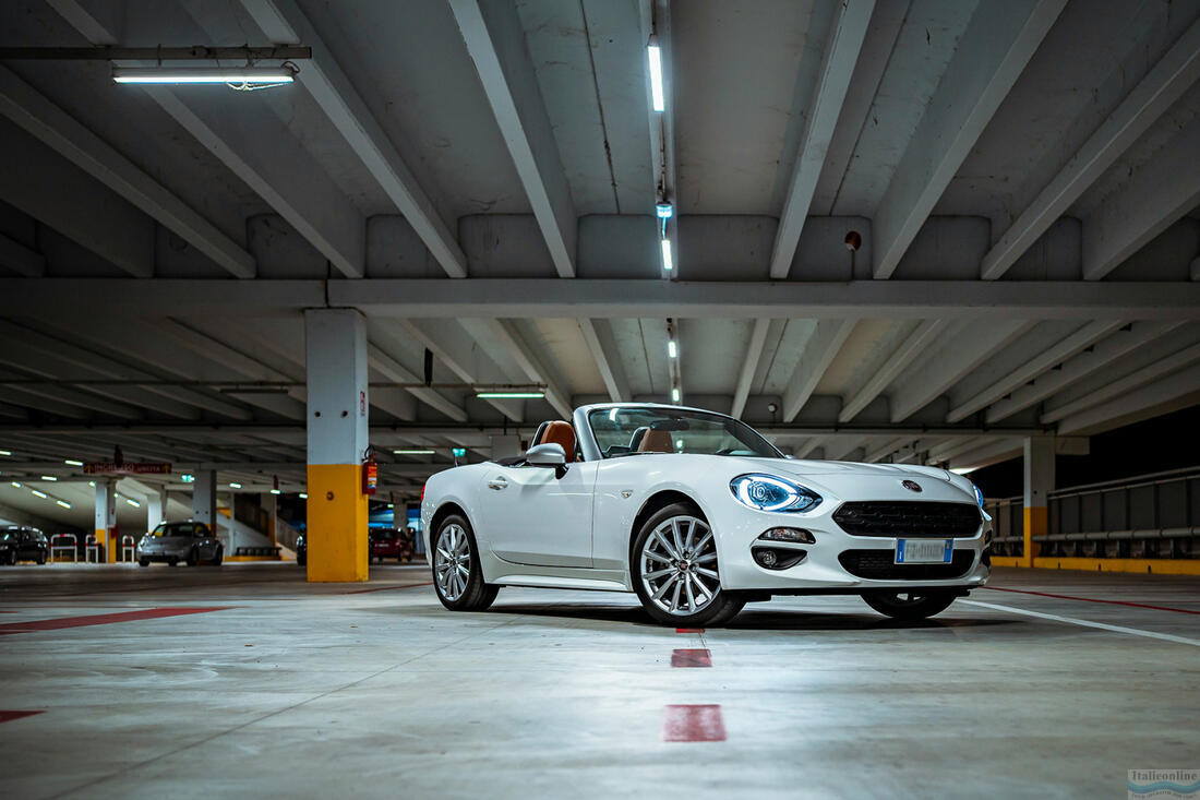 Fiat 124 Spider na parkovisku, Abruzzo, Taliansko