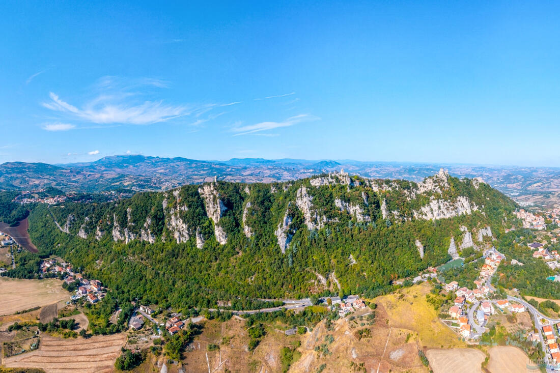 Letecký pohľad na Monte titano v San Maríne