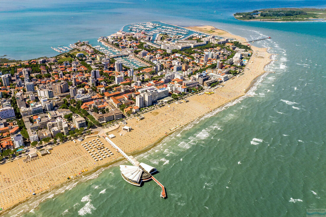 Letecký pohled na pláže v Lignano Sabbiadoro