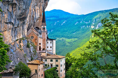 1540 krokov do neba. Santuario Madonna della Corona