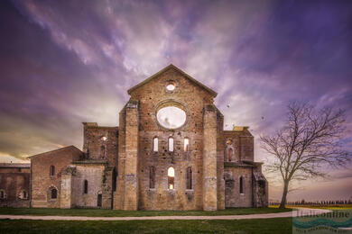 Opátstvo San Galgano a meč v kameni